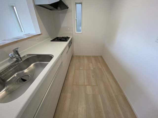 NEW【いわき市泉町４丁目　全2棟／2号棟】　■選べる最新家電！特別キャンペーン♪のキッチン|同施工■□■キッチンの写真です■□■　対面式キッチンは、リビングの様子を見ながらお料理出来るので、小さなお子様がいらっしゃる方は、安心してお料理出来ますね。