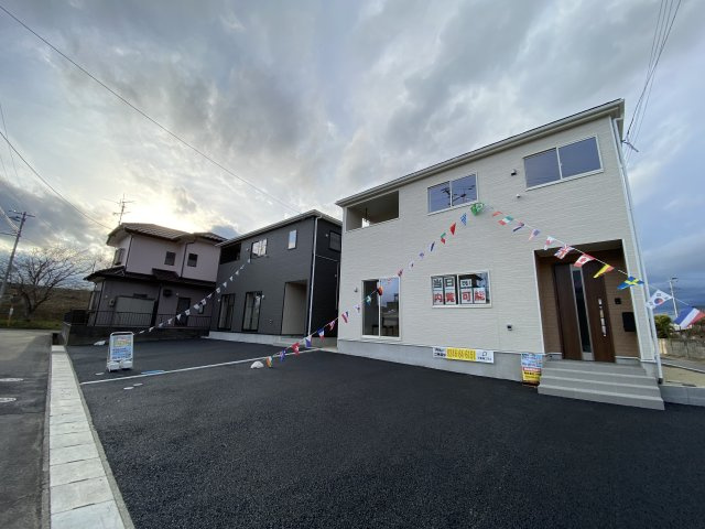 NEW【いわき市泉町４丁目　全2棟／2号棟】　■選べる最新家電！特別キャンペーン♪の前面道路含む現地写真|同施工　外壁仕上げ材は窯業系サイディング。裏面に付着した汚れが、雨水によって流れ落ちやすい「防汚機能付きサイディング」を採用。外壁の美しさが長持ちします♪