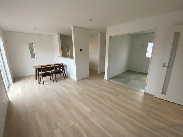 NEW【いわき市泉町４丁目　全2棟／2号棟】　■選べる最新家電！特別キャンペーン♪の居間・リビング|同施工■□■リビングの写真です■□■　家族団らんの時間が増えそうなリビングですね。