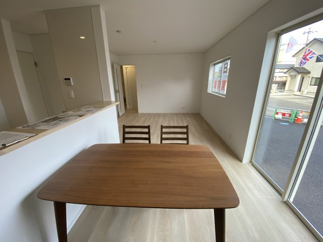 NEW【いわき市泉町４丁目　全2棟／2号棟】　■選べる最新家電！特別キャンペーン♪の居間・リビング|同施工■□■リビングの写真です■□■　広いリビングで快適に、ゆったりと過ごせますね♪