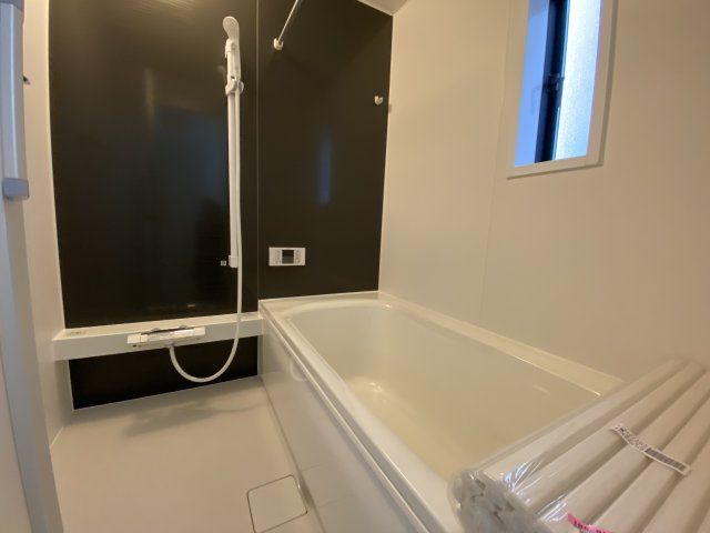 NEW【いわき市泉町４丁目　全2棟／1号棟】　■選べる最新家電！特別キャンペーン♪の浴室|同施工■□■ユニットバスの写真です■□■　高断熱浴槽なので、温めたお湯の熱を逃がしにくくし、しっかり断熱してくれるので、入浴の時間帯がバラバラでも安心ですね♪
