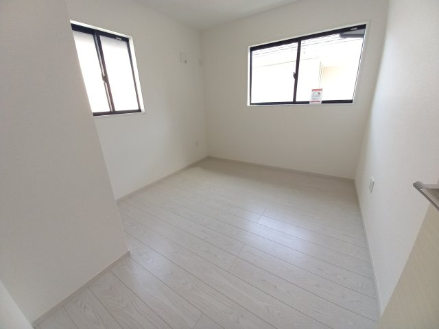 【いわき市平中神谷1期　1号棟】　家族が喜ぶ新生活」始めてみませんか？の洋室|同施工◆居室の写真です◆　柔らかい陽光が差し込む明るいお部屋を演出☆　使い勝手の良い間取りなので、ご家族の状況の変化にも耐えられますね。

