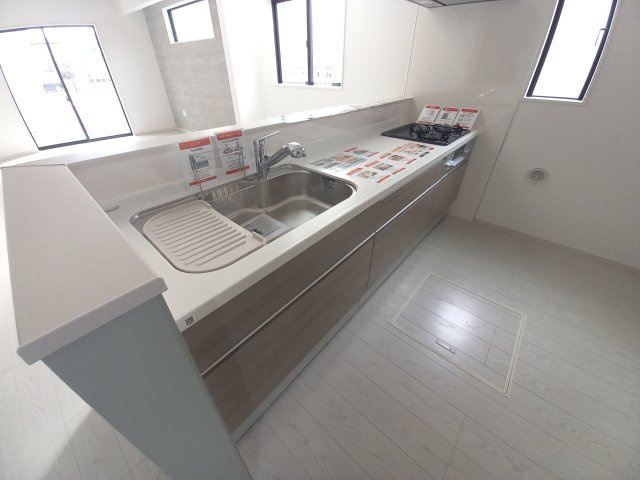 【いわき市平中神谷1期　1号棟】　家族が喜ぶ新生活」始めてみませんか？のキッチン|同施工◆リビングの写真です◆　休日はリビングで、ゆっくりとテレビ鑑賞など…楽しみが増えますね。　家族のコミュニケーションがより一層深まります。

