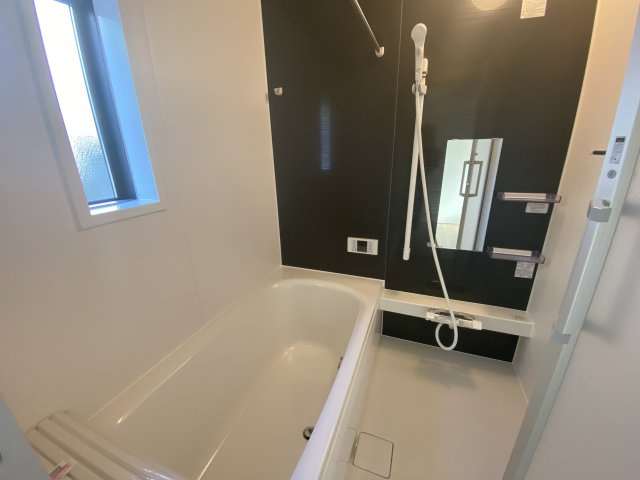 ☆いわき市常磐西郷町　第10／2号棟☆　新築建売住宅　ご成約特典として人気家電プレゼント中です！ の浴室|同施工　■□■ユニットバスの写真です■□■　高断熱浴槽なので、温めたお湯の熱を逃がしにくくし、しっかり断熱してくれるので、入浴の時間帯がバラバラでも安心ですね♪