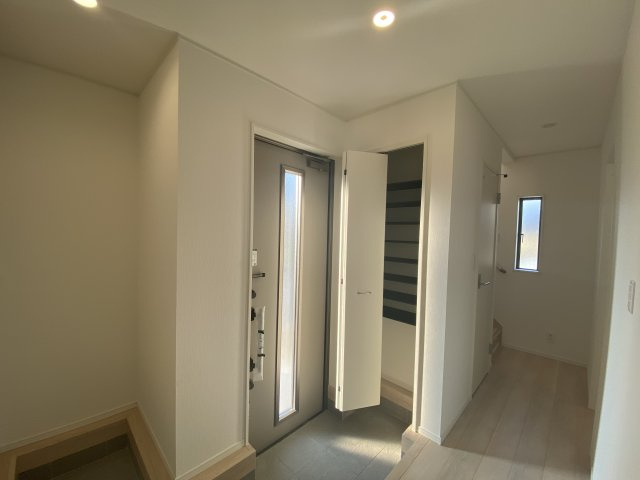 ☆いわき市常磐西郷町　第10／2号棟☆　新築建売住宅　ご成約特典として人気家電プレゼント中です！ の玄関|同施工　◆玄関の写真です◆
お洒落な玄関からの外出は気分が良いですね♪　　玄関床タイルは、掃除がしやすく、表面はノンスリップ仕上なので、雨の日 もすべりにくくて安心です。




