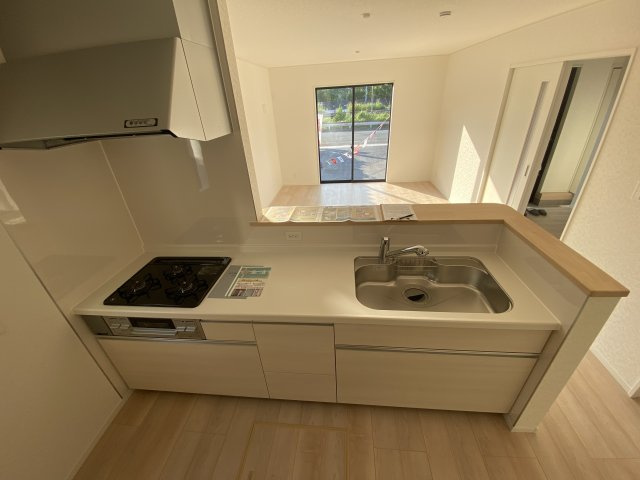 ☆いわき市常磐西郷町　第10／2号棟☆　新築建売住宅　ご成約特典として人気家電プレゼント中です！ のキッチン|同施工　■□■キッチンの写真です■□■　システムキッチンは見た目スッキリなのに収納力たっぷりです♪さらに床下収納もありますので、物が多くなりがちなキッチンもスッキリとしていられそうです。