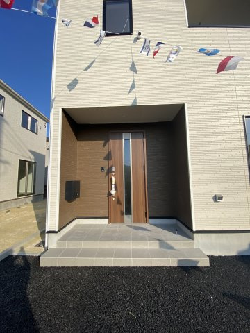 ☆いわき市常磐西郷町　第10／3号棟☆　新築建売住宅　ご成約特典として人気家電プレゼント中です！ の玄関|同施工　◆玄関の写真です◆
家族の帰りを待ち、訪れる方を優しく迎える。
そんな安らぎに満ちた生活空間にピッタリの玄関ですね♪（＾＾）
