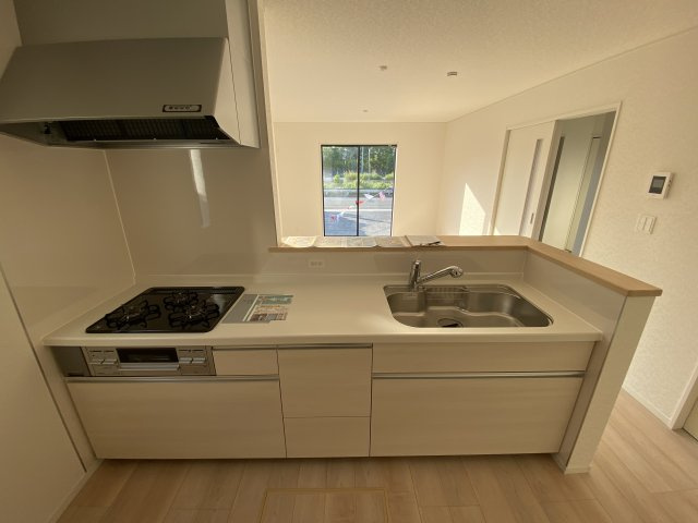 ☆いわき市常磐西郷町　第10／3号棟☆　新築建売住宅　ご成約特典として人気家電プレゼント中です！ のキッチン|同施工　■□■キッチンの写真です■□■　システムキッチンは見た目スッキリなのに収納力たっぷりです♪さらに床下収納もありますので、物が多くなりがちなキッチンもスッキリとしていられそうです。