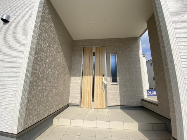 人工芝有り♪♪　【平下平窪1期／3号棟】　おしゃれさん必見♪デザイナーズ新築建売住宅！　の玄関|シンプルで使いやすい玄関です