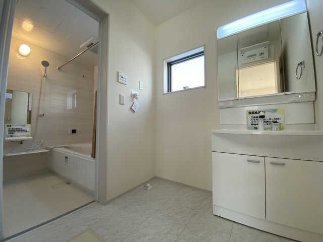 人工芝有り♪♪　【平下平窪1期／3号棟】　おしゃれさん必見♪デザイナーズ新築建売住宅！　の独立洗面台|◆洗面所の写真です◆　洗面台は朝をすっきりさせてくれる空間としては大切な空間です。バタバタしている忙しい朝でも収納が多い洗面台では短い時間で効率良く支度ができます。

