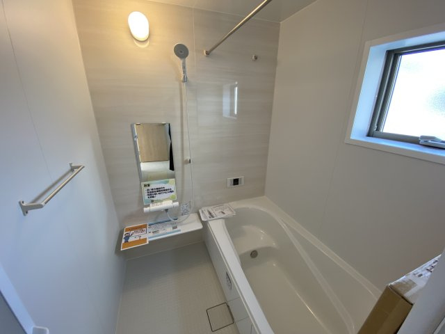 人工芝有り♪♪　【平下平窪1期／3号棟】　おしゃれさん必見♪デザイナーズ新築建売住宅！　の浴室|◆ユニットバスの写真です◆　フルオート機能で、時間帯を気にせず、家族全員が暖かい湯船に浸かることができます。一日の疲れを癒してくれそうですね♪

