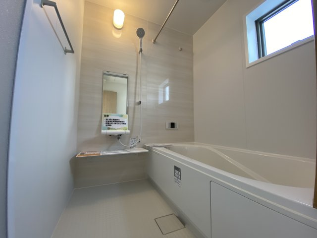 人工芝有り♪♪　【平下平窪1期／3号棟】　おしゃれさん必見♪デザイナーズ新築建売住宅！　の浴室|◆ユニットバスの写真です◆　毎日の疲れを癒す広々とした浴室は、足を伸ばしてゆっくりとくつろげます♪　好きな音楽を聴いたり、動画を見たり、半身浴をして　自分だけの癒し時間が楽しめますね！

