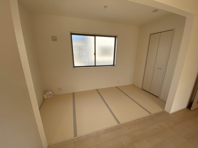 人工芝有り♪♪　【平下平窪1期／3号棟】　おしゃれさん必見♪デザイナーズ新築建売住宅！　の和室|◆和室の写真です◆
和室は個室としても使えるから来客時にも対応しやすいですし、
キッズスペースやお昼寝スペースにもなります（＾＾）☆

