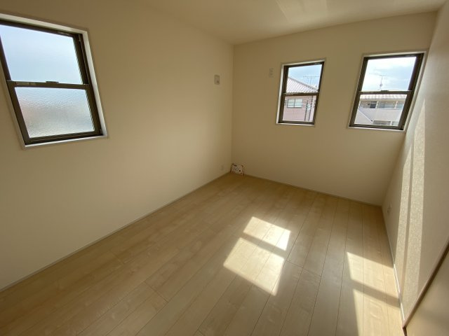 人工芝有り♪♪　【平下平窪1期／3号棟】　おしゃれさん必見♪デザイナーズ新築建売住宅！　の洋室|きれいな洋室です