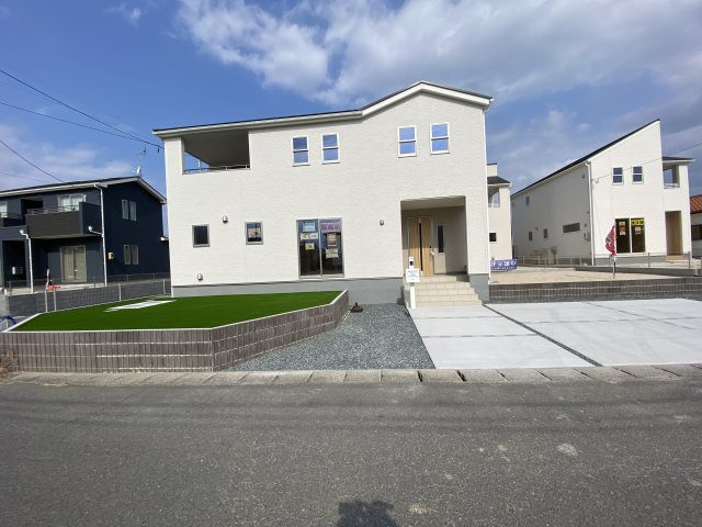 人工芝有り♪♪　【平下平窪1期／3号棟】　おしゃれさん必見♪デザイナーズ新築建売住宅！　の駐車場|◆カースペースの写真です◆
陽当りの良い駐車場は週末の洗車も快適です♪お車の他にも、自転車をとめられそうなスペースもございます。
