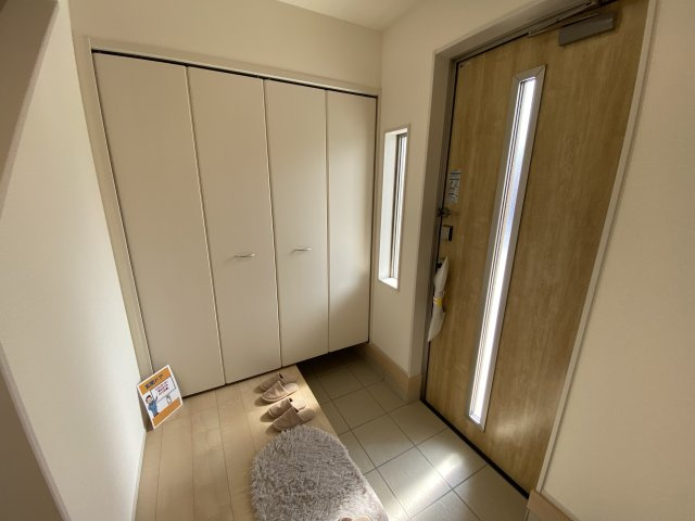 人工芝有り♪♪　【平下平窪1期／3号棟】　おしゃれさん必見♪デザイナーズ新築建売住宅！　の玄関|◆玄関の写真です◆
お洒落な玄関は気分が良いですね♪広々とした玄関になっております。　ご両親やお友達が来ても、靴の置き場に困ることはありません。収納力たっぷりで、整理整頓も楽ちんですね。


