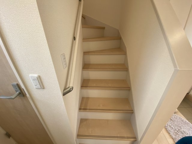 人工芝有り♪♪　【平下平窪1期／3号棟】　おしゃれさん必見♪デザイナーズ新築建売住宅！　のその他|◆階段の写真です◆　
階段は家族がほぼ毎日通る動線の為、安全上の配慮が必要です！
階段は手すり付きなので、小さなお子様からご年配の方まで安心ですね♪



