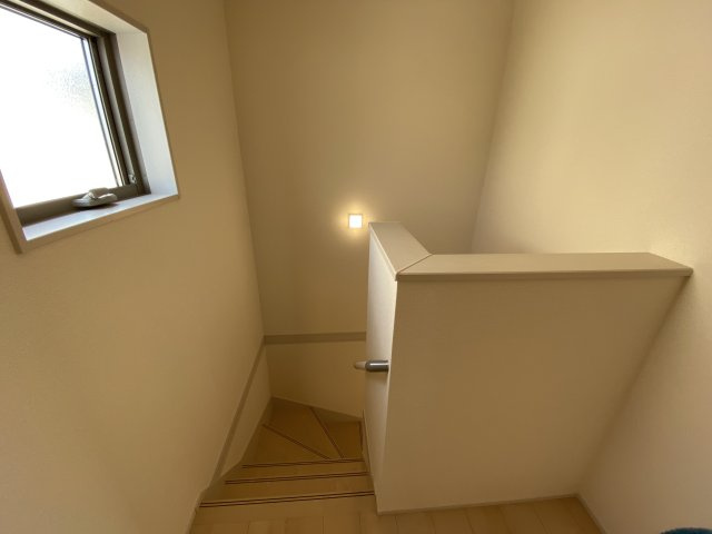 人工芝有り♪♪　【平下平窪1期／3号棟】　おしゃれさん必見♪デザイナーズ新築建売住宅！　のその他|◆階段の写真です◆　窓から日が差して足元がしっかり確認できますね♪
さりげなく光があふれ、階段全体を柔らかく照らしています。



