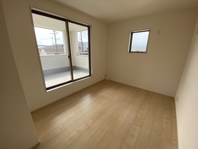 人工芝有り♪♪　【平下平窪1期／3号棟】　おしゃれさん必見♪デザイナーズ新築建売住宅！　の洋室|◆居室の写真です◆　木の温もりがナチュラルでくつろげる空間ですね♪　子供部屋としても、寝室としても、どんなインテリアにしようか…選ぶ楽しみが増えますね♪