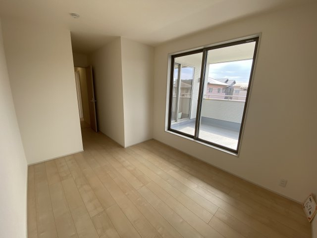 人工芝有り♪♪　【平下平窪1期／3号棟】　おしゃれさん必見♪デザイナーズ新築建売住宅！　の洋室|◆居室の写真です◆　柔らかい陽光が差し込む明るいお部屋を演出☆　使い勝手の良い間取りなので、ご家族の状況の変化にも耐えられますね。

