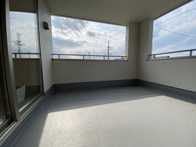 人工芝有り♪♪　【平下平窪1期／3号棟】　おしゃれさん必見♪デザイナーズ新築建売住宅！　のバルコニー|外からの目が気にならないバルコニーで洗濯物が干せます