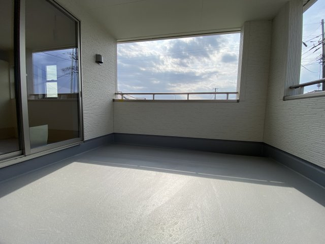 人工芝有り♪♪　【平下平窪1期／3号棟】　おしゃれさん必見♪デザイナーズ新築建売住宅！　のバルコニー|◆バルコニーの写真です◆　
洗濯物から布団まで一度にたくさん干せて便利です♪
眺めのよいバルコニーで、あなただけのリラックスタイムを☆

