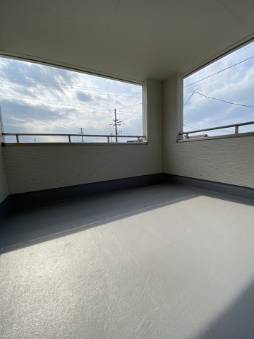 人工芝有り♪♪　【平下平窪1期／3号棟】　おしゃれさん必見♪デザイナーズ新築建売住宅！　のバルコニー|◆バルコニーの写真です◆バルコニーには二部屋から出入りできます♪たくさん干せてよく乾き、いつもふかふかの洗濯物！心地よい日差しやさわやかな風を感じることができます。

