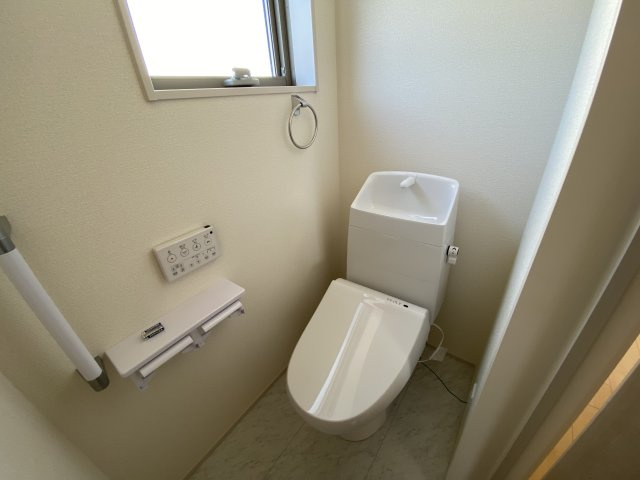 人工芝有り♪♪　【平下平窪1期／3号棟】　おしゃれさん必見♪デザイナーズ新築建売住宅！　のトイレ|落ち着いた色調のトイレです