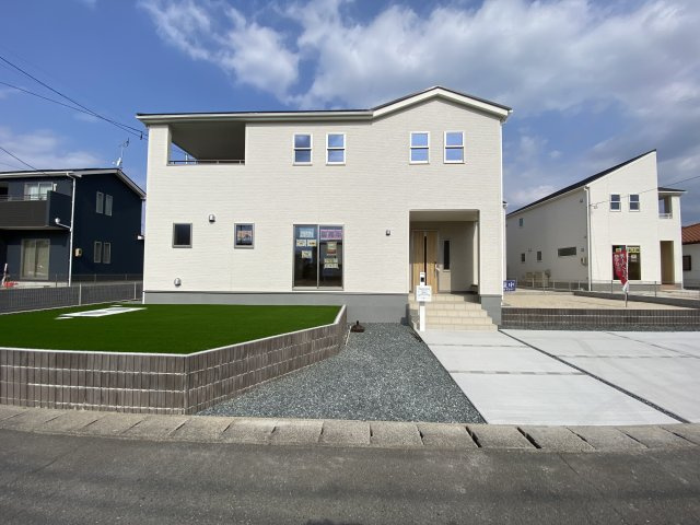 人工芝有り♪♪　【平下平窪1期／3号棟】　おしゃれさん必見♪デザイナーズ新築建売住宅！　の前面道路含む現地写真|一緒に理想の住まいを見つけましょう！（＾＾）
お住まいの相談だけでなく、地域の事についても是非お気軽に尋ねてください！
お問い合わせは不動産プラスまで☆

