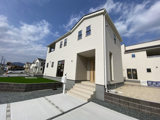 人工芝有り♪♪　【平下平窪1期／3号棟】　おしゃれさん必見♪デザイナーズ新築建売住宅！　の外観|休日は家族みんなで夢のマイホーム探しに出かけてみませんか！（＾＾）♪
お問い合わせは不動産プラスまで☆

