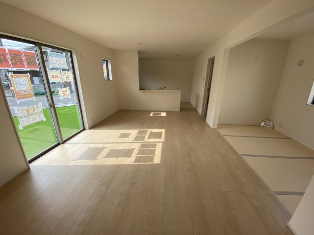 人工芝有り♪♪　【平下平窪1期／3号棟】　おしゃれさん必見♪デザイナーズ新築建売住宅！　の居間・リビング|◆外観の写真です◆　外壁仕上げ材は窯業系サイディング。裏面に付着した汚れが、雨水によって流れ落ちやすい「防汚機能付きサイディング」を採用。外壁の美しさが長持ちします♪

