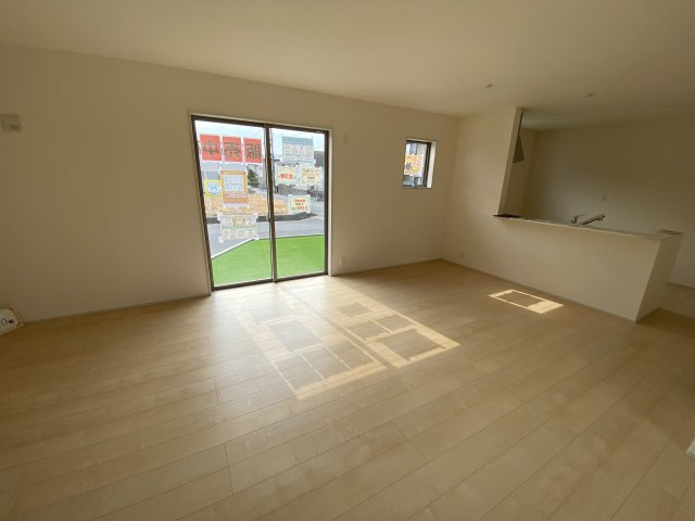 人工芝有り♪♪　【平下平窪1期／3号棟】　おしゃれさん必見♪デザイナーズ新築建売住宅！　の洋室|◆居室の写真です◆　日当たり良好の居室は気持ちが良いですね。　家族構成によって色んなアレンジを加えられます♪それぞれにプライベートなスペースを持ち、子どもたちの成長も見守ることができますね。

