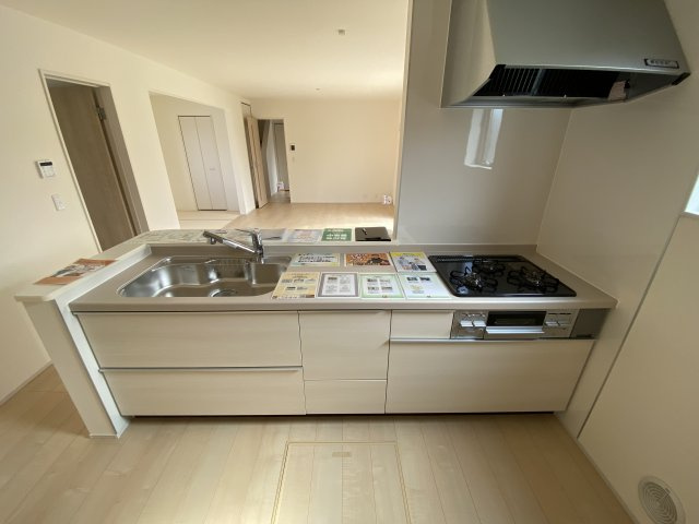 人工芝有り♪♪　【平下平窪1期／3号棟】　おしゃれさん必見♪デザイナーズ新築建売住宅！　のキッチン|◆キッチンの写真です◆　目の前にリビングが広がる対面キッチンを採用、キッチンからリビング全体を見渡せる子育て中のご家族にも嬉しい造りです！キッチンでお料理をお楽しみください♪
