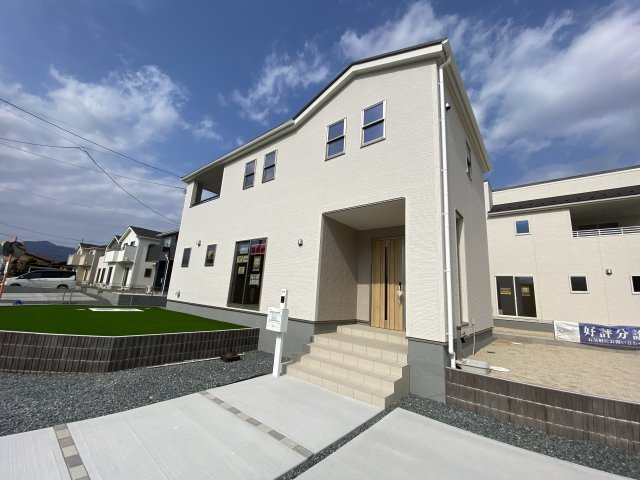 人工芝有り♪♪　【平下平窪1期／3号棟】　おしゃれさん必見♪デザイナーズ新築建売住宅！　の前面道路含む現地写真|前面道路含む現地写真です