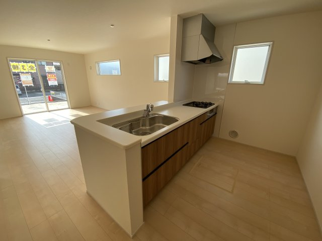 【平下平窪1期／2号棟】　広々開放的♪♪日当たり良好♪♪のキッチン|同施工◆キッチンの写真です◆お料理しながらご家族とコミュニケーションをとれる人気のプランです。料理中でもお子様がリビングやダイニングで遊んでいる姿が見えます。