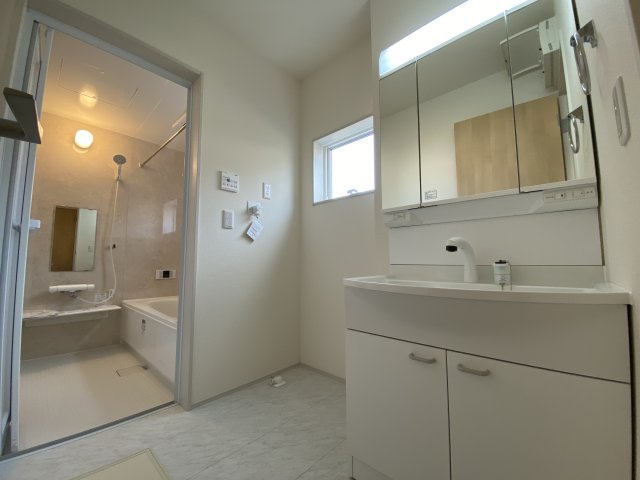 【平下平窪1期／2号棟】　広々開放的♪♪日当たり良好♪♪の独立洗面台|同施工◆洗面所の写真です◆　洗面台は朝をすっきりさせてくれる空間としては大切な空間です。バタバタしている忙しい朝でも収納が多い洗面台では短い時間で効率良く支度ができます。

