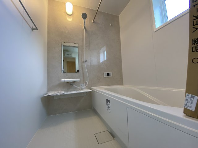 【平下平窪1期／2号棟】　広々開放的♪♪日当たり良好♪♪の浴室|同施工◆ユニットバスの写真です◆　フルオート機能で、時間帯を気にせず、家族全員が暖かい湯船に浸かることができます。一日の疲れを癒してくれそうですね♪

