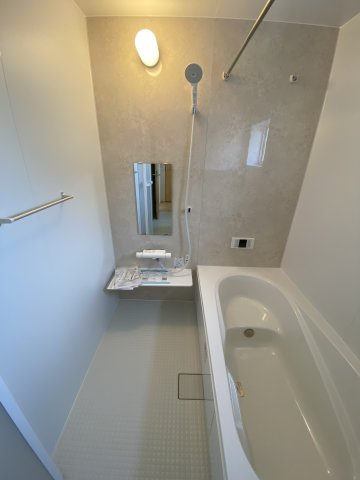 【平下平窪1期／2号棟】　広々開放的♪♪日当たり良好♪♪の浴室|同施工◆ユニットバスの写真です◆　毎日の疲れを癒す広々とした浴室は、足を伸ばしてゆっくりとくつろげます♪　好きな音楽を聴いたり、動画を見たり、半身浴をして　自分だけの癒し時間が楽しめますね！

