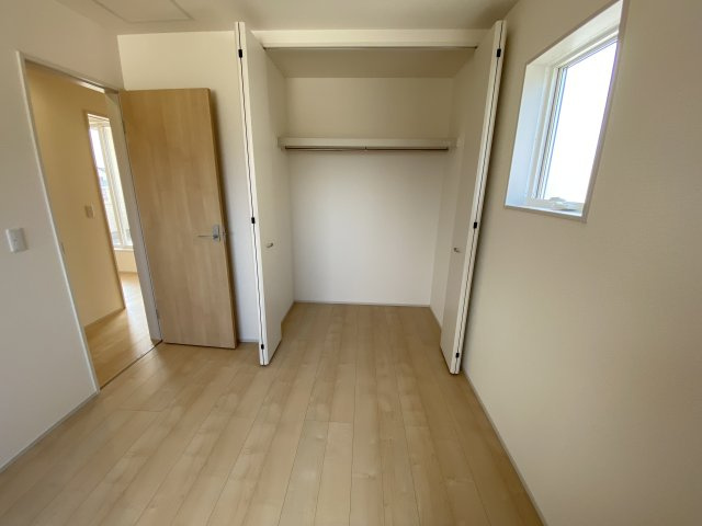 【平下平窪1期／2号棟】　広々開放的♪♪日当たり良好♪♪の収納|◆収納スペースの写真です◆　衣類やカバンなどたっぷりと収納可能です！生活感のあるものを隠して置けるからお部屋をスッキリと見せやすいです。





