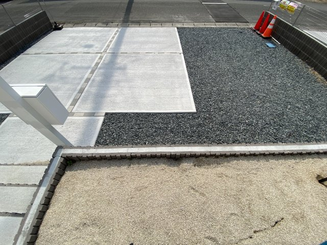 【平下平窪1期／2号棟】　広々開放的♪♪日当たり良好♪♪の駐車場|◆カースペースの写真です◆
陽当りの良い駐車場は週末の洗車も快適です♪お車の他にも、自転車をとめられそうなスペースもございます。
