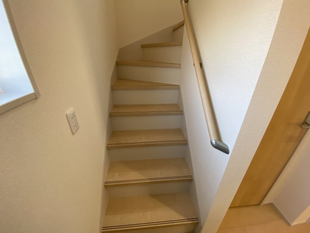 【平下平窪1期／2号棟】　広々開放的♪♪日当たり良好♪♪のその他|◆階段の写真です◆　
階段は家族がほぼ毎日通る動線の為、安全上の配慮が必要です！
階段は手すり付きなので、小さなお子様からご年配の方まで安心ですね♪



