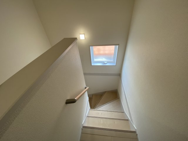 【平下平窪1期／2号棟】　広々開放的♪♪日当たり良好♪♪のその他|◆階段の写真です◆　窓から日が差して足元がしっかり確認できますね♪
さりげなく光があふれ、階段全体を柔らかく照らしています。



