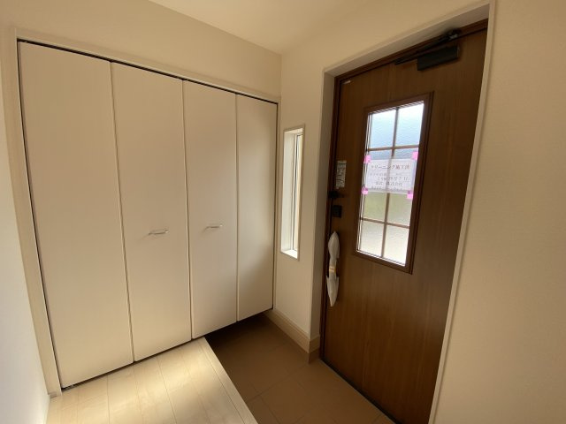 【平下平窪1期／2号棟】　広々開放的♪♪日当たり良好♪♪の玄関|◆玄関の写真です◆
お洒落な玄関は気分が良いですね♪広々とした玄関になっております。　ご両親やお友達が来ても、靴の置き場に困ることはありません。収納力たっぷりで、整理整頓も楽ちんですね。

