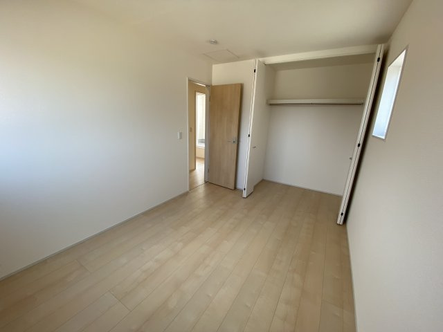 【平下平窪1期／2号棟】　広々開放的♪♪日当たり良好♪♪の洋室|◆居室の写真です◆　木の温もりがナチュラルでくつろげる空間ですね♪　子供部屋としても、寝室としても、どんなインテリアにしようか…選ぶ楽しみが増えますね♪