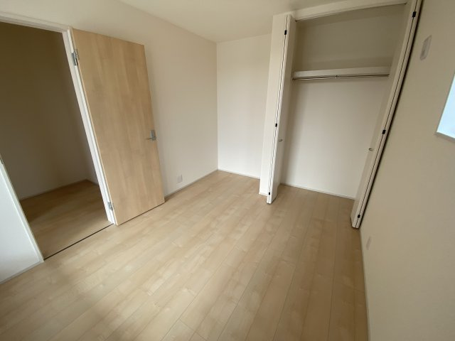 【平下平窪1期／2号棟】　広々開放的♪♪日当たり良好♪♪の洋室|◆居室の写真です◆　充分な広さの収納を備え、採光良好な洋室は、快適空間。プライベートの時間もゆったりお寛ぎ頂けそうです。

