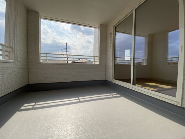 【平下平窪1期／2号棟】　広々開放的♪♪日当たり良好♪♪のバルコニー|◆バルコニーの写真です◆バルコニーには二部屋から出入りできます♪たくさん干せてよく乾き、いつもふかふかの洗濯物！心地よい日差しやさわやかな風を感じることができます。

