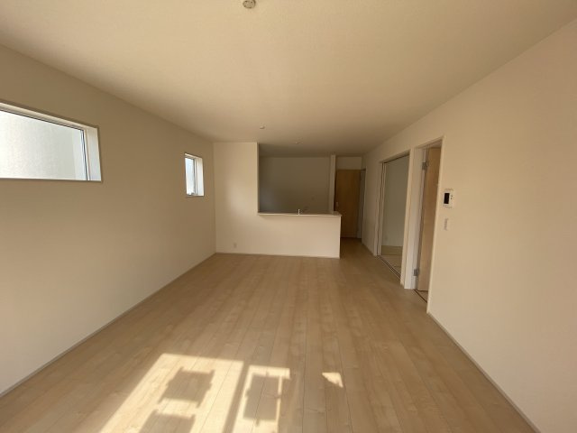 【平下平窪1期／2号棟】　広々開放的♪♪日当たり良好♪♪の居間・リビング|同施工◆外観の写真です◆　外壁仕上げ材は窯業系サイディング。裏面に付着した汚れが、雨水によって流れ落ちやすい「防汚機能付きサイディング」を採用。外壁の美しさが長持ちします♪

