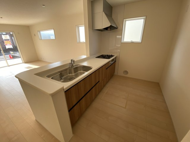 【平下平窪1期／2号棟】　広々開放的♪♪日当たり良好♪♪のキッチン|同施工◆キッチンの写真です◆　目の前にリビングが広がる対面キッチンを採用、キッチンからリビング全体を見渡せる子育て中のご家族にも嬉しい造りです！キッチンでお料理をお楽しみください♪
