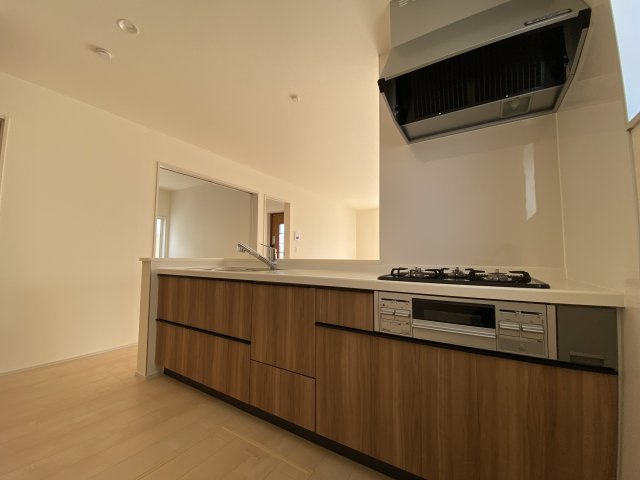 【平下平窪1期／2号棟】　広々開放的♪♪日当たり良好♪♪のキッチン|同施工◆キッチンの写真です◆　デザイン性と機能性を兼ね備えたキッチンです。　収納力も大満足◎　対面式キッチンは、家族の会話が途切れませんね♪


