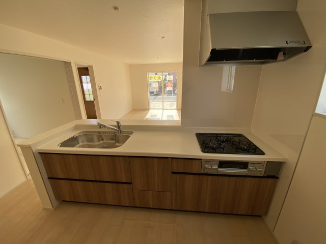 【平下平窪1期／2号棟】　広々開放的♪♪日当たり良好♪♪のキッチン|同施工◆キッチンの写真です◆　使い勝手の良いシステムキッチン！
家族の笑顔を見ながらするお料理は対面キッチンの特権ですね！
お料理しやすいキッチンです♪